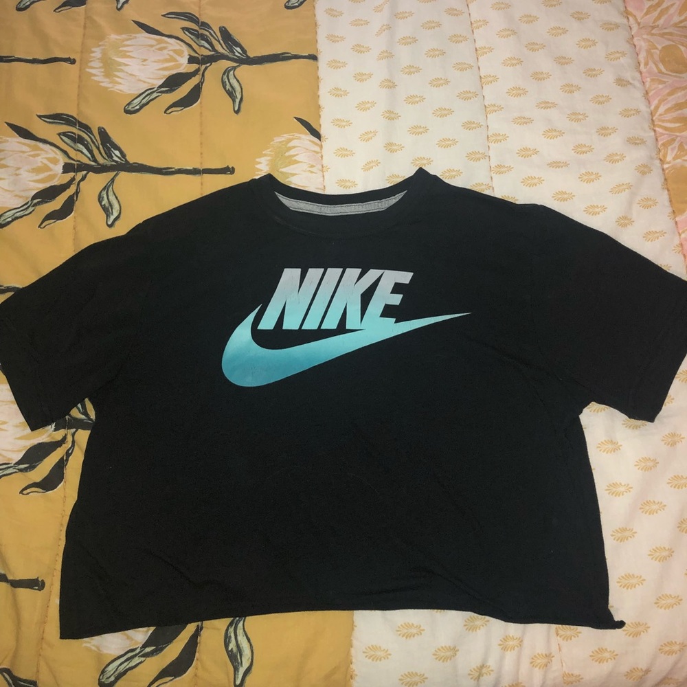 Cropped Nike tee